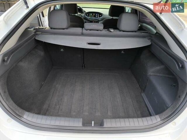 Хендай Ioniq 2017 в Одессе на Automoto.ua Белый Хендай Ioniq, объемом двигателя 1.6 л и пробегом 92 тыс. км за 12888 $, фото 26 на Automoto.ua