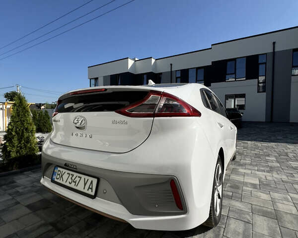 Белый Хендай Ioniq, объемом двигателя 0 л и пробегом 150 тыс. км за 11900 $, фото 2 на Automoto.ua