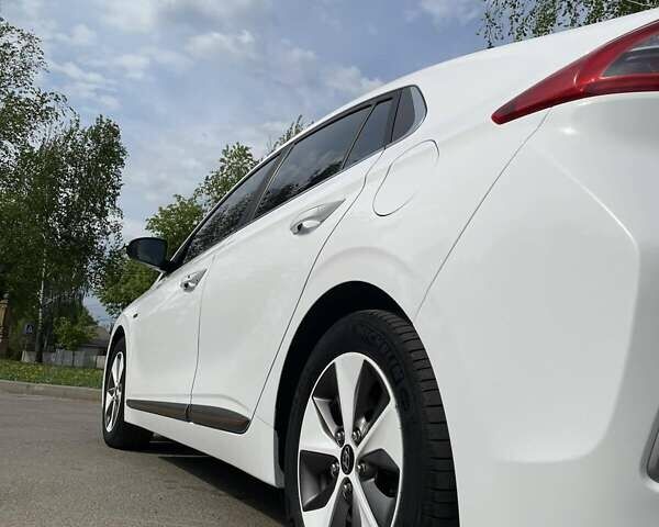 Белый Хендай Ioniq, объемом двигателя 0 л и пробегом 102 тыс. км за 13000 $, фото 26 на Automoto.ua