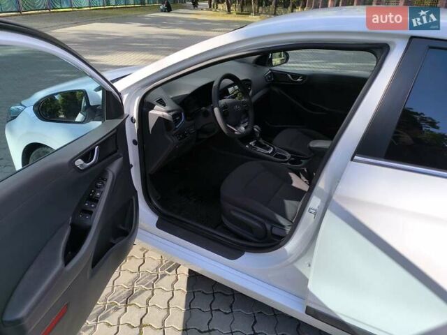 Хендай Ioniq 2017 в Одессе на Automoto.ua Белый Хендай Ioniq, объемом двигателя 1.6 л и пробегом 92 тыс. км за 12888 $, фото 25 на Automoto.ua