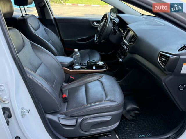 Білий Хендай Ioniq, об'ємом двигуна 0 л та пробігом 77 тис. км за 12799 $, фото 80 на Automoto.ua