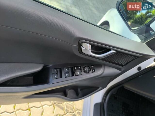 Хендай Ioniq 2017 в Одессе на Automoto.ua Белый Хендай Ioniq, объемом двигателя 1.6 л и пробегом 92 тыс. км за 12888 $, фото 27 на Automoto.ua