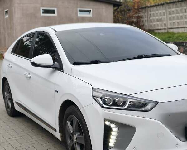 Белый Хендай Ioniq, объемом двигателя 0 л и пробегом 142 тыс. км за 13300 $, фото 12 на Automoto.ua
