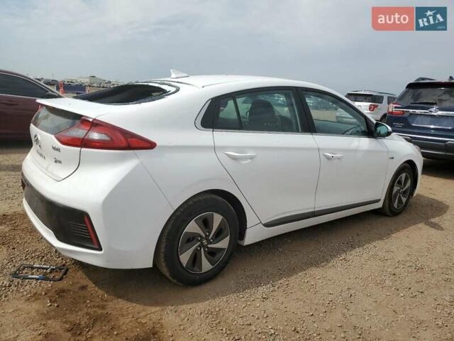 Белый Хендай Ioniq, объемом двигателя 1.58 л и пробегом 150 тыс. км за 3000 $, фото 2 на Automoto.ua