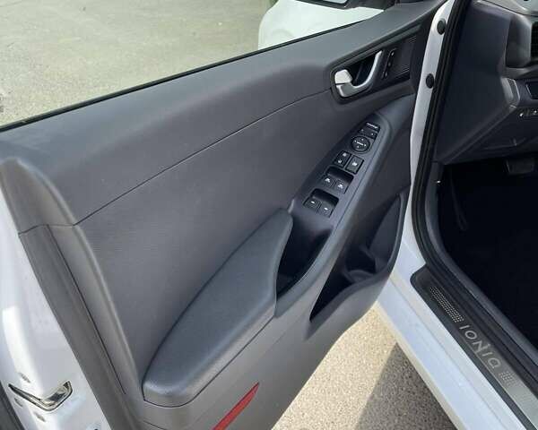 Белый Хендай Ioniq, объемом двигателя 0 л и пробегом 102 тыс. км за 13000 $, фото 36 на Automoto.ua