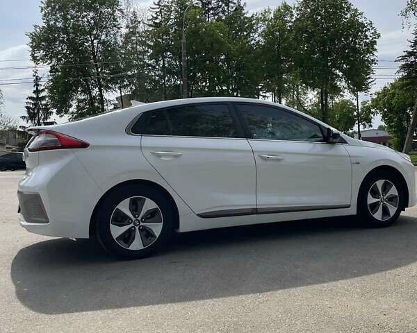 Белый Хендай Ioniq, объемом двигателя 0 л и пробегом 102 тыс. км за 13000 $, фото 24 на Automoto.ua