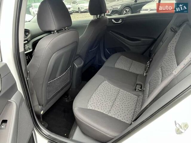 Білий Хендай Ioniq, об'ємом двигуна 0 л та пробігом 96 тис. км за 12599 $, фото 17 на Automoto.ua