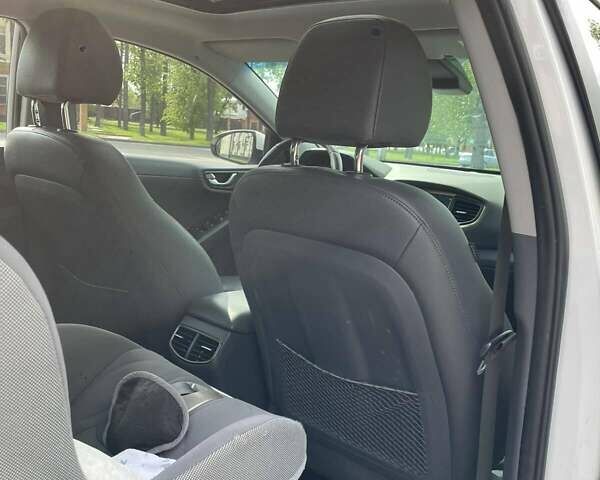 Белый Хендай Ioniq, объемом двигателя 0 л и пробегом 102 тыс. км за 13000 $, фото 21 на Automoto.ua