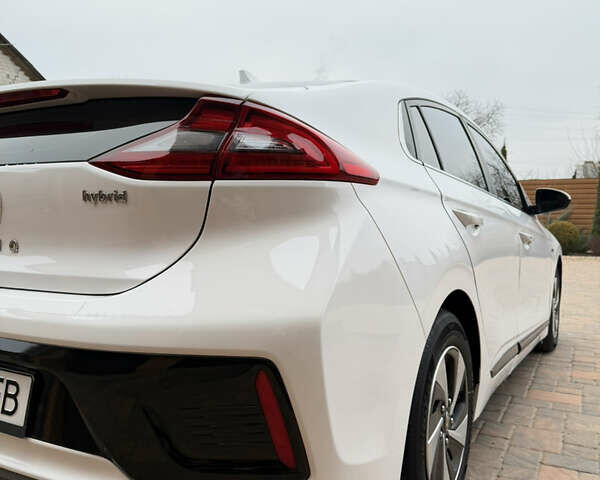 Белый Хендай Ioniq, объемом двигателя 1.58 л и пробегом 164 тыс. км за 14300 $, фото 13 на Automoto.ua