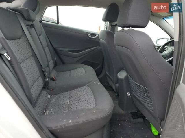 Белый Хендай Ioniq, объемом двигателя 1.58 л и пробегом 150 тыс. км за 3000 $, фото 9 на Automoto.ua