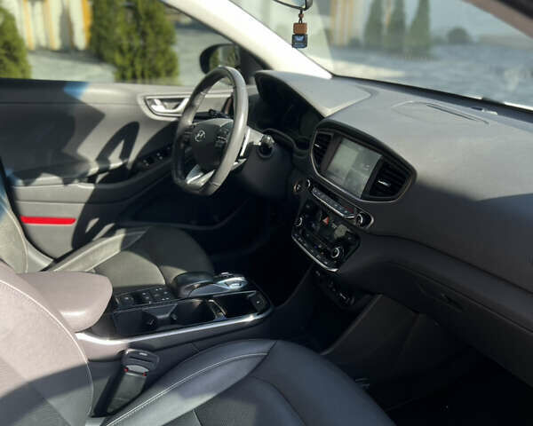 Белый Хендай Ioniq, объемом двигателя 0 л и пробегом 150 тыс. км за 11900 $, фото 8 на Automoto.ua
