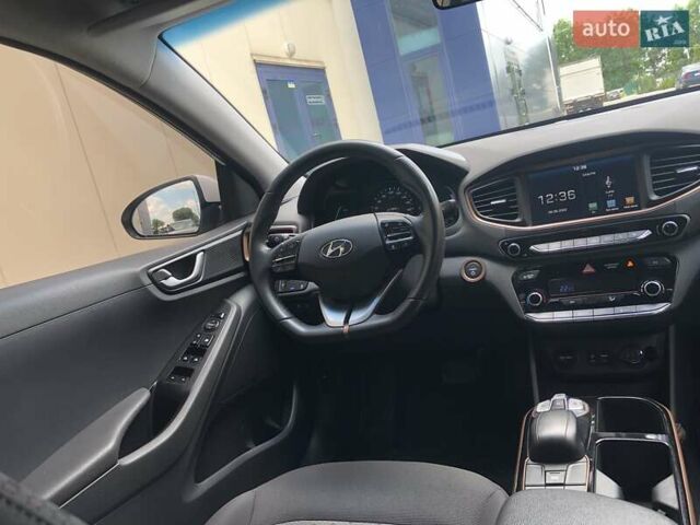 Белый Хендай Ioniq, объемом двигателя 0 л и пробегом 94 тыс. км за 18999 $, фото 11 на Automoto.ua