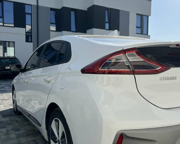 Белый Хендай Ioniq, объемом двигателя 0 л и пробегом 150 тыс. км за 11900 $, фото 3 на Automoto.ua