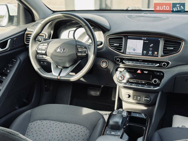 Белый Хендай Ioniq, объемом двигателя 0 л и пробегом 186 тыс. км за 12500 $, фото 40 на Automoto.ua