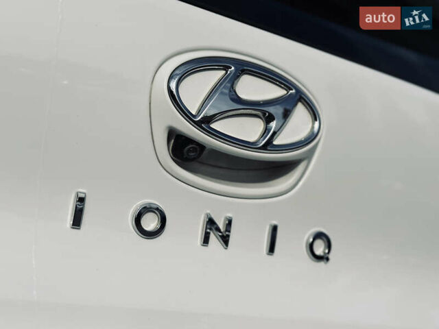 Белый Хендай Ioniq, объемом двигателя 0 л и пробегом 186 тыс. км за 12500 $, фото 15 на Automoto.ua