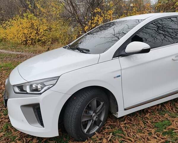 Белый Хендай Ioniq, объемом двигателя 0 л и пробегом 142 тыс. км за 13300 $, фото 1 на Automoto.ua