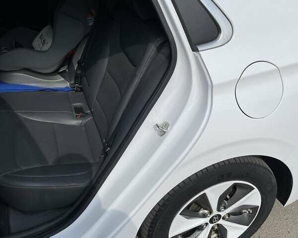 Белый Хендай Ioniq, объемом двигателя 0 л и пробегом 102 тыс. км за 13000 $, фото 9 на Automoto.ua
