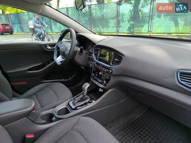 Хендай Ioniq 2017 в Одессе на Automoto.ua Белый Хендай Ioniq, объемом двигателя 1.6 л и пробегом 92 тыс. км за 12888 $, фото 21 на Automoto.ua