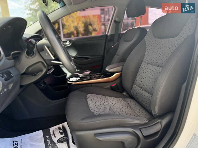 Белый Хендай Ioniq, объемом двигателя 0 л и пробегом 60 тыс. км за 13800 $, фото 33 на Automoto.ua