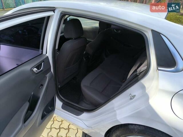 Хендай Ioniq 2017 в Одессе на Automoto.ua Белый Хендай Ioniq, объемом двигателя 1.6 л и пробегом 92 тыс. км за 12888 $, фото 22 на Automoto.ua