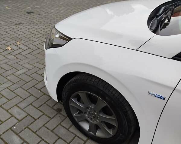 Білий Хендай Ioniq, об'ємом двигуна 0 л та пробігом 141 тис. км за 12000 $, фото 5 на Automoto.ua