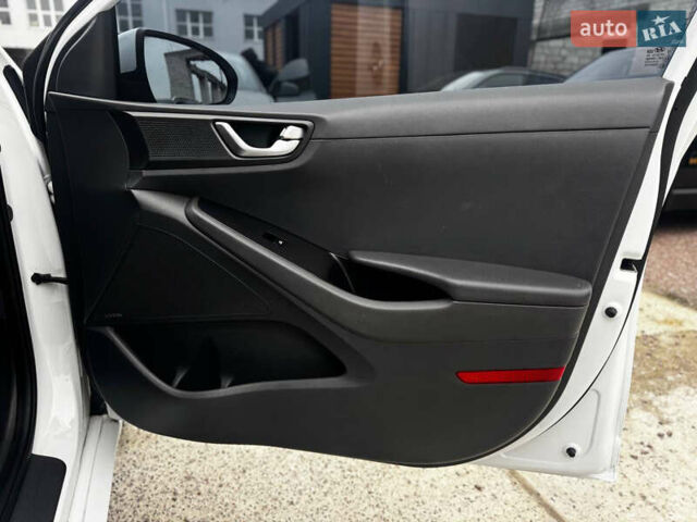Белый Хендай Ioniq, объемом двигателя 0 л и пробегом 119 тыс. км за 10500 $, фото 12 на Automoto.ua