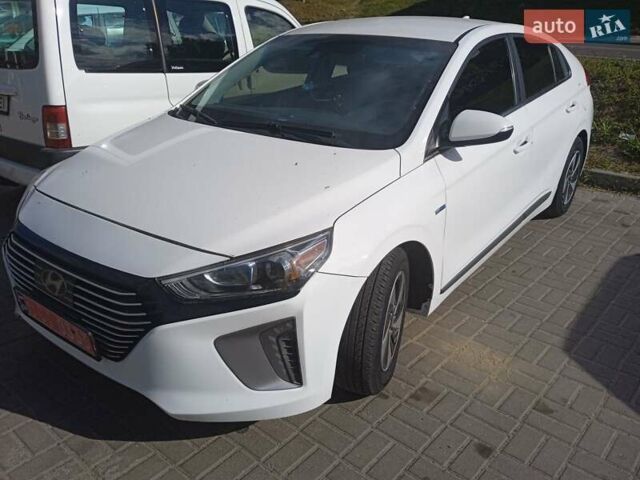 Белый Хендай Ioniq, объемом двигателя 1.58 л и пробегом 305 тыс. км за 12500 $, фото 3 на Automoto.ua