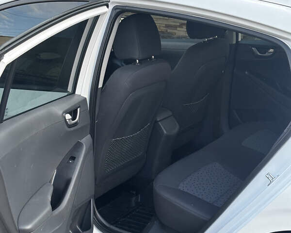 Белый Хендай Ioniq, объемом двигателя 0 л и пробегом 91 тыс. км за 12300 $, фото 8 на Automoto.ua