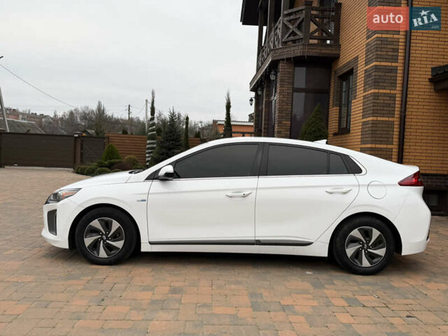 Белый Хендай Ioniq, объемом двигателя 1.58 л и пробегом 164 тыс. км за 14300 $, фото 3 на Automoto.ua