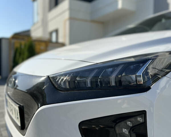 Белый Хендай Ioniq, объемом двигателя 0 л и пробегом 150 тыс. км за 11900 $, фото 16 на Automoto.ua