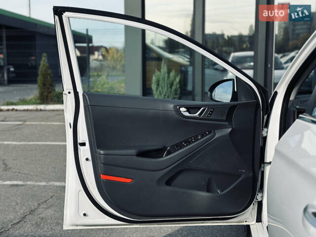 Белый Хендай Ioniq, объемом двигателя 0 л и пробегом 186 тыс. км за 12500 $, фото 24 на Automoto.ua