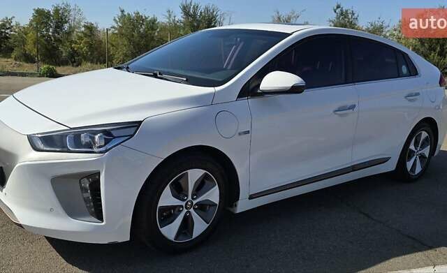Хендай Ioniq 2017 в Кривом Роге на Automoto.ua Белый Хендай Ioniq, объемом двигателя 0 л и пробегом 69 тыс. км за 15900 $, фото 2 на Automoto.ua