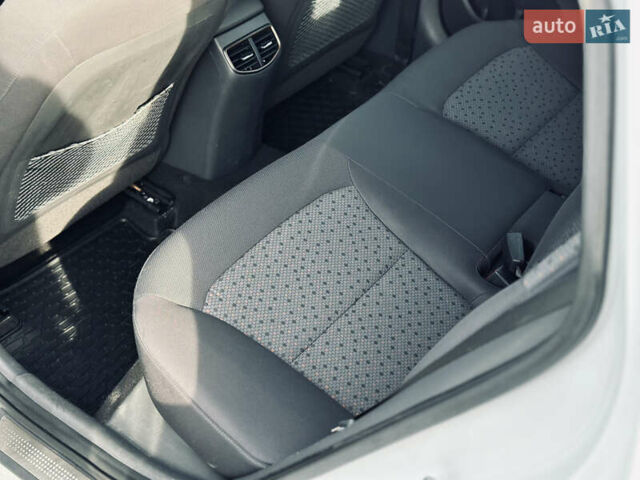 Белый Хендай Ioniq, объемом двигателя 0 л и пробегом 186 тыс. км за 12500 $, фото 18 на Automoto.ua