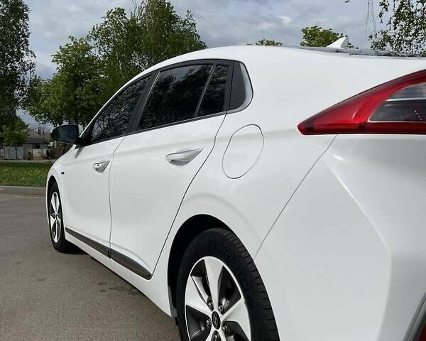 Белый Хендай Ioniq, объемом двигателя 0 л и пробегом 102 тыс. км за 13000 $, фото 12 на Automoto.ua