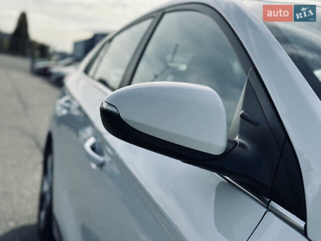 Белый Хендай Ioniq, объемом двигателя 0 л и пробегом 186 тыс. км за 12500 $, фото 7 на Automoto.ua