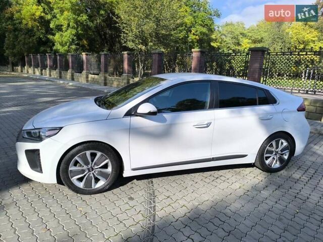 Хендай Ioniq 2017 в Одессе на Automoto.ua Белый Хендай Ioniq, объемом двигателя 1.6 л и пробегом 92 тыс. км за 12888 $, фото 1 на Automoto.ua