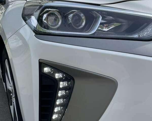 Белый Хендай Ioniq, объемом двигателя 0 л и пробегом 102 тыс. км за 13000 $, фото 6 на Automoto.ua