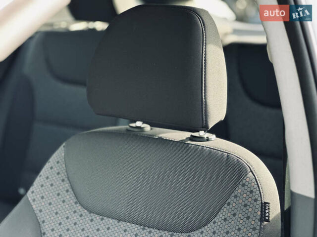 Белый Хендай Ioniq, объемом двигателя 0 л и пробегом 186 тыс. км за 12500 $, фото 30 на Automoto.ua