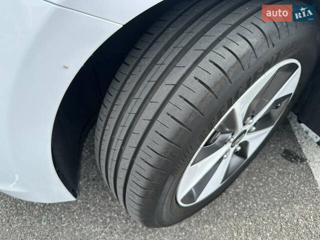 Белый Хендай Ioniq, объемом двигателя 0 л и пробегом 165 тыс. км за 12000 $, фото 13 на Automoto.ua