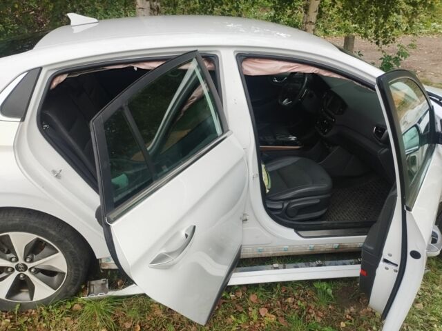 Белый Хендай Ioniq, объемом двигателя 0 л и пробегом 120 тыс. км за 9000 $, фото 1 на Automoto.ua