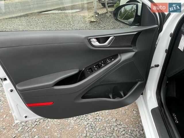 Білий Хендай Ioniq, об'ємом двигуна 0 л та пробігом 96 тис. км за 12599 $, фото 9 на Automoto.ua