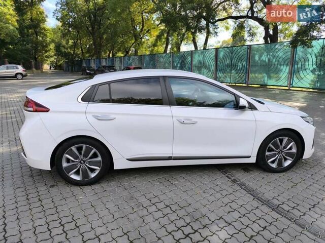 Хендай Ioniq 2017 в Одессе на Automoto.ua Белый Хендай Ioniq, объемом двигателя 1.6 л и пробегом 92 тыс. км за 12888 $, фото 7 на Automoto.ua