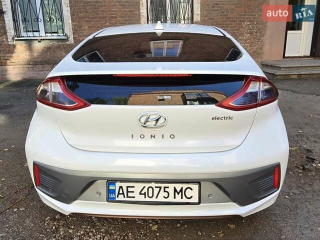 Хендай Ioniq 2017 в Кривом Роге на Automoto.ua Белый Хендай Ioniq, объемом двигателя 0 л и пробегом 69 тыс. км за 15900 $, фото 7 на Automoto.ua