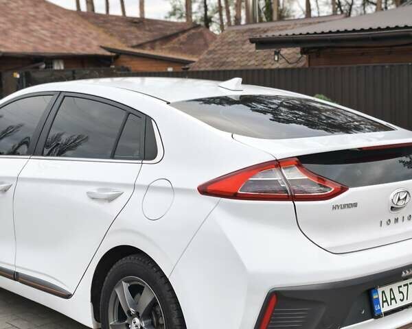 Белый Хендай Ioniq, объемом двигателя 0 л и пробегом 142 тыс. км за 13300 $, фото 14 на Automoto.ua