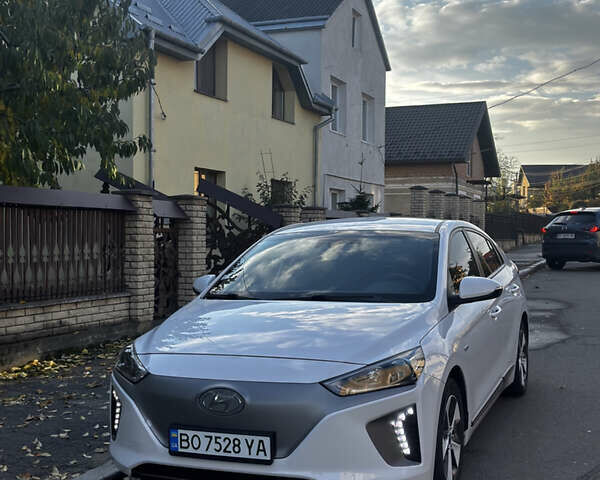 Белый Хендай Ioniq, объемом двигателя 0 л и пробегом 91 тыс. км за 12300 $, фото 2 на Automoto.ua