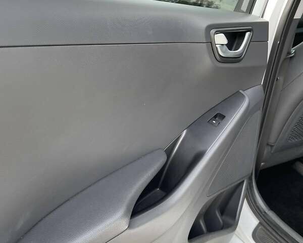 Белый Хендай Ioniq, объемом двигателя 0 л и пробегом 102 тыс. км за 13000 $, фото 19 на Automoto.ua