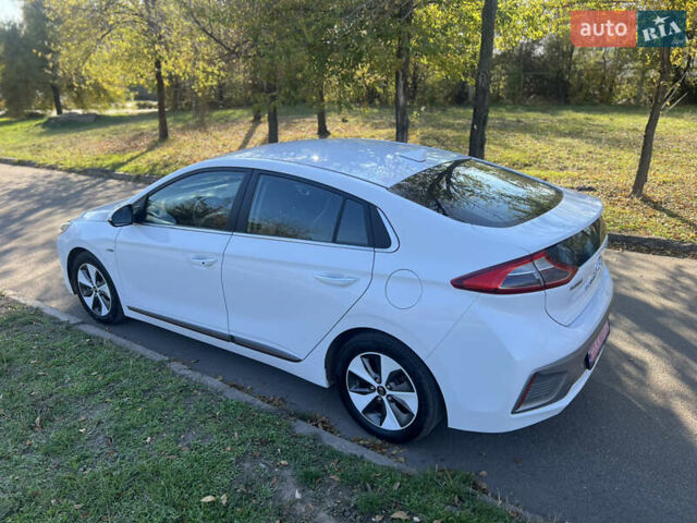 Білий Хендай Ioniq, об'ємом двигуна 0 л та пробігом 118 тис. км за 12999 $, фото 4 на Automoto.ua