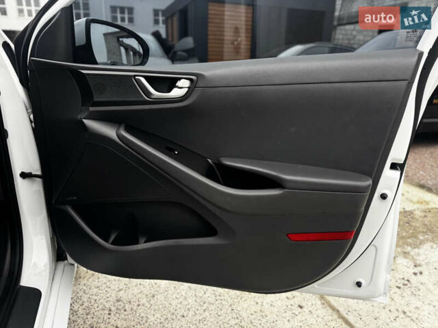 Белый Хендай Ioniq, объемом двигателя 0 л и пробегом 118 тыс. км за 10750 $, фото 10 на Automoto.ua