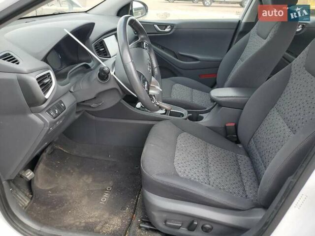 Белый Хендай Ioniq, объемом двигателя 1.58 л и пробегом 150 тыс. км за 3000 $, фото 6 на Automoto.ua