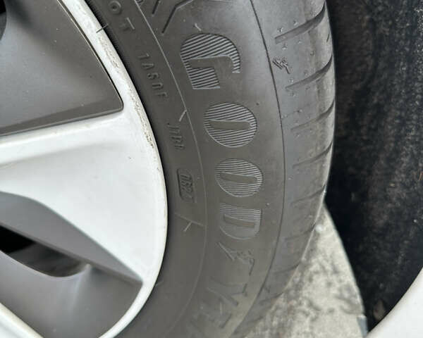 Белый Хендай Ioniq, объемом двигателя 0 л и пробегом 165 тыс. км за 12000 $, фото 19 на Automoto.ua